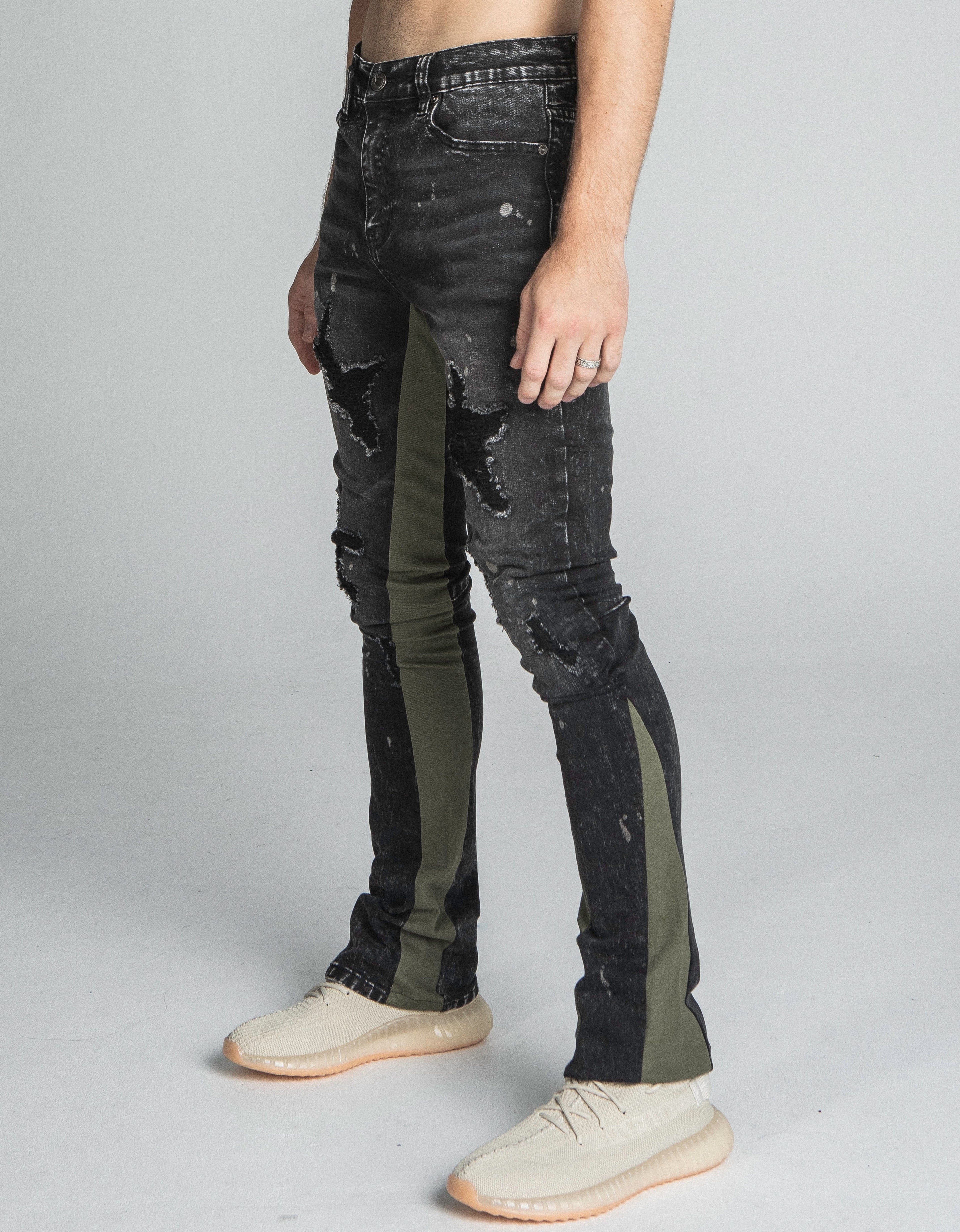 AR711 BLACK/BROWM DISTRESSED STAR STACKED JEANS