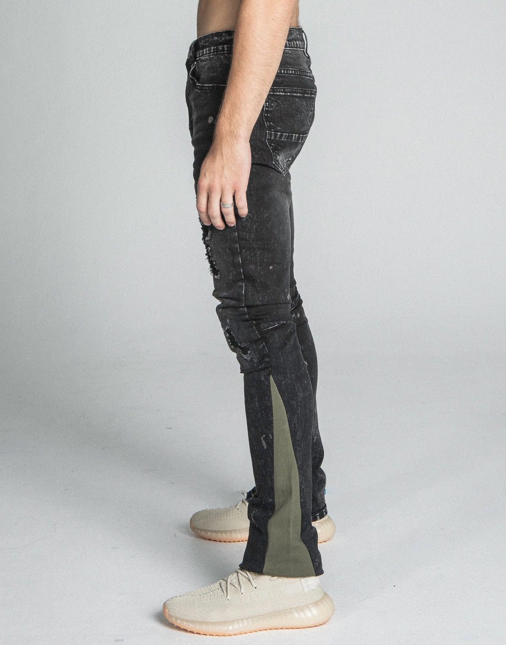 AR711 BLACK/BROWM DISTRESSED STAR STACKED JEANS