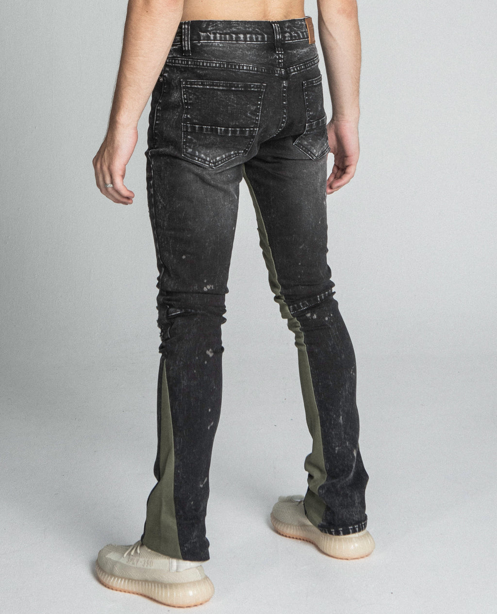 AR711 BLACK/BROWM DISTRESSED STAR STACKED JEANS