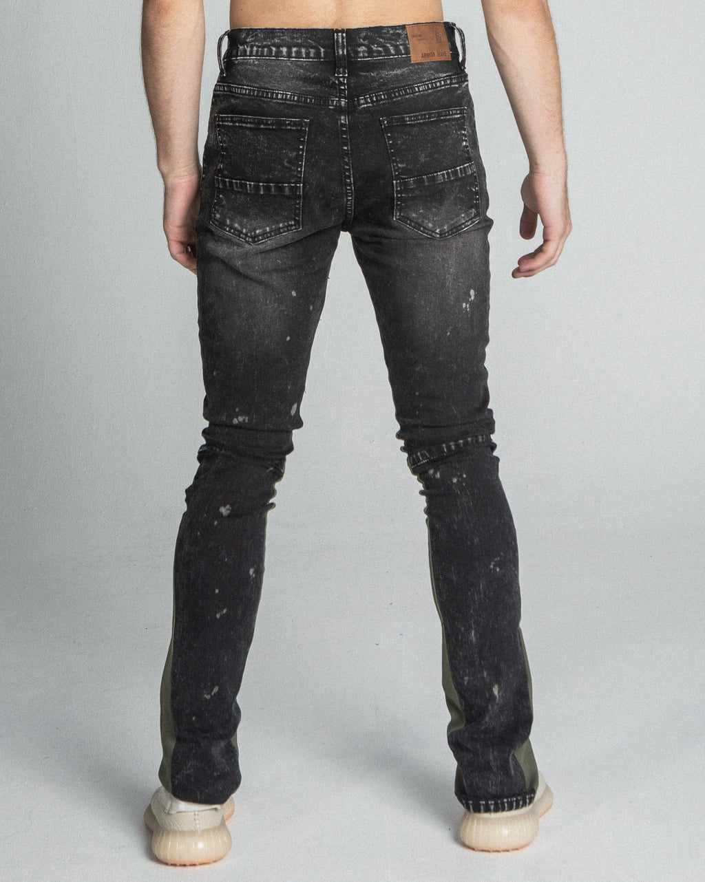 AR711 BLACK/BROWM DISTRESSED STAR STACKED JEANS
