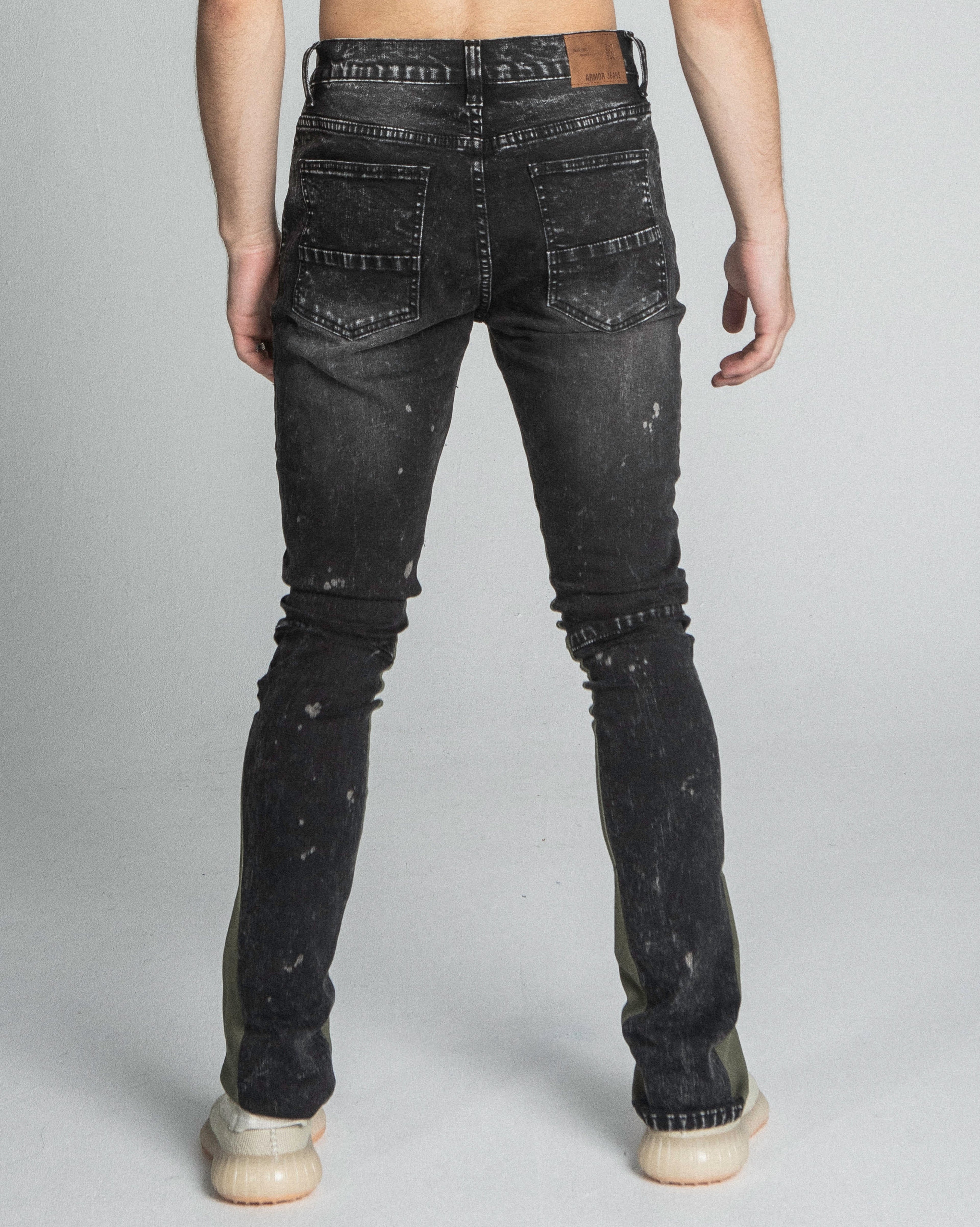 AR711 BLACK/BROWM DISTRESSED STAR STACKED JEANS